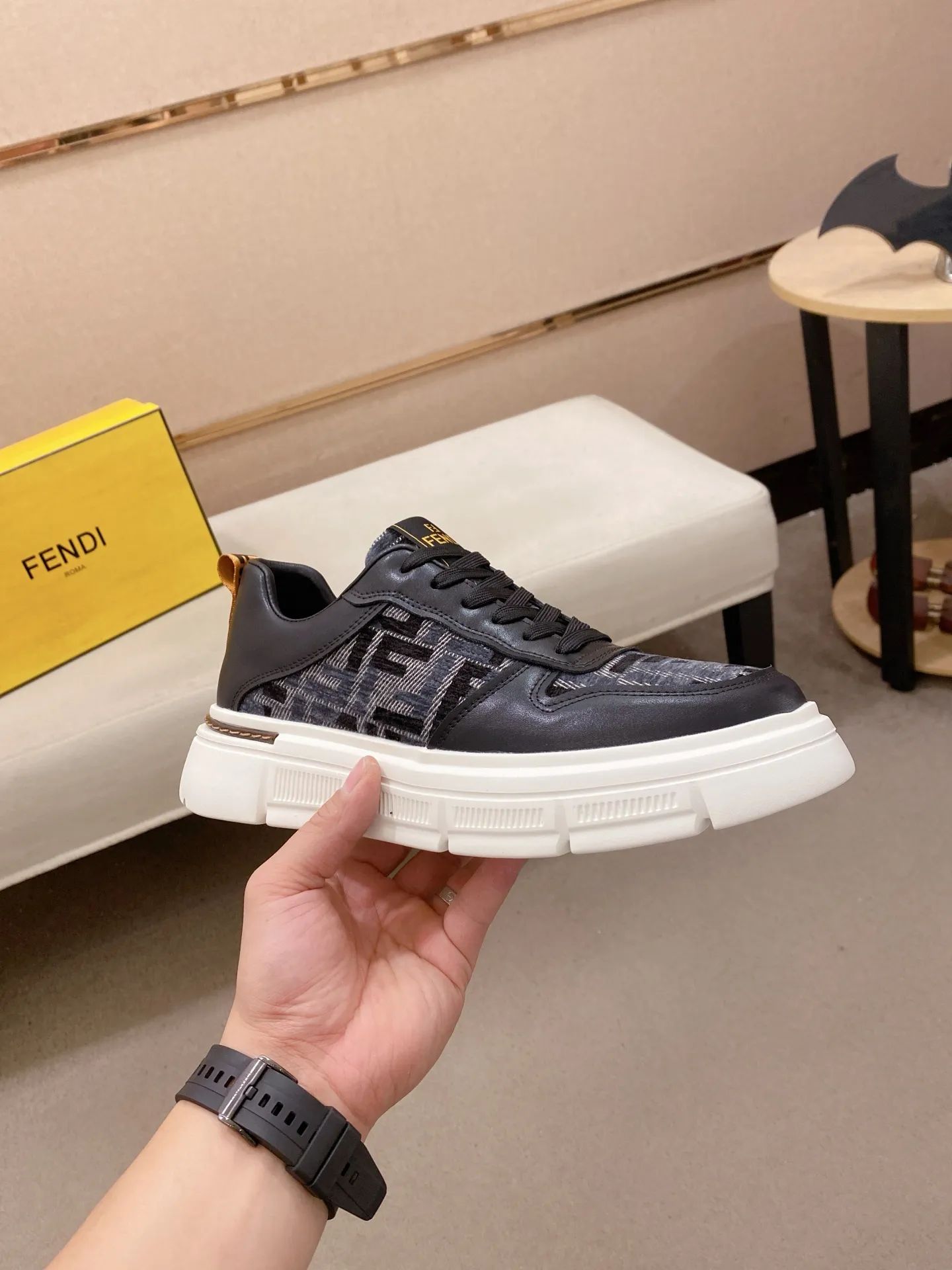 Factory price 400💰 (fendi) New style 👊🏻 upper 🇮🇹 imported cowhide fabric 🇩🇪 lining imported sheepskin lining. The original outsole is molded to highlight the identity of every man, and the upper foot is elegant and stable🚶🏻🚶🏻The high-end custom counters reproduce the original version📯No matter the wind or rain, the shoe last remains unchanged and can withstand the verification of time🔍️,🔵 Size: 38-44